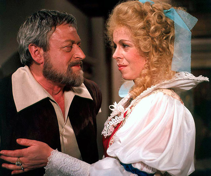 Iva Janžurová ve filmu pronesla nepatrně poupravenou legendární hlášku: „Dneska to roztočíme, drahoušku.“
