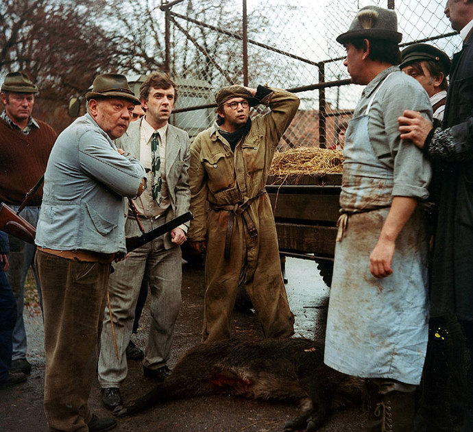 Při nahánění divočáka se použil jednoduchý trik. Před zvířetem jelo auto s kameramanem, vedle kterého seděl majitel cvičeného kance, jenž mu házel kousky masa.
