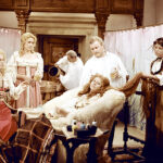 Natáčelo se v Jindřichově Hradci, Třeboni a na zámku Červená Lhota.
