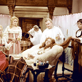 Natáčelo se v Jindřichově Hradci, Třeboni a na zámku Červená Lhota.
