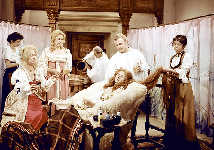 Natáčelo se v Jindřichově Hradci, Třeboni a na zámku Červená Lhota.
