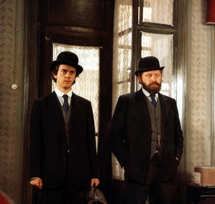 Rozpuštěný a vypuštěný byl prvním filmem, ve kterém měl Vlastimil Brodský možnost zahrát si se svým synem. Na snímku jsou Marek Brodský a Jiří Zahajský.
