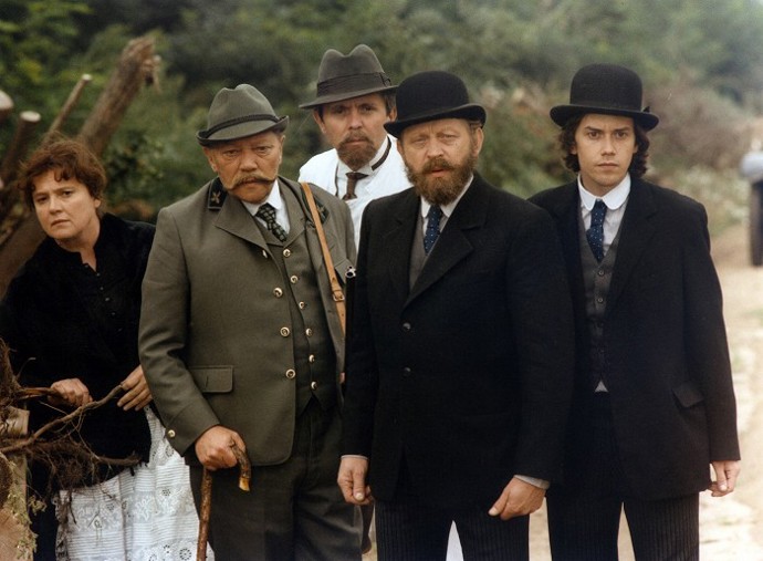 Zdeněk Svěrák si brousil zuby na roli hajného, ta však připadla Rudolfu Hrušínskému. Na snímku jsou Blažena Holišová, Rudolf Hrušínský, Josef Abrhám, Jiří Zahajský a Marek Brodský.