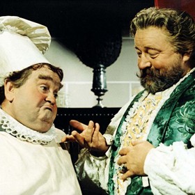 Byl jednou jeden král: Já I. (Jan Werich) má tři dcery. Když se jich jednoho dne zeptá, jak ho mají rády, Maruška řekne, že jako sůl...