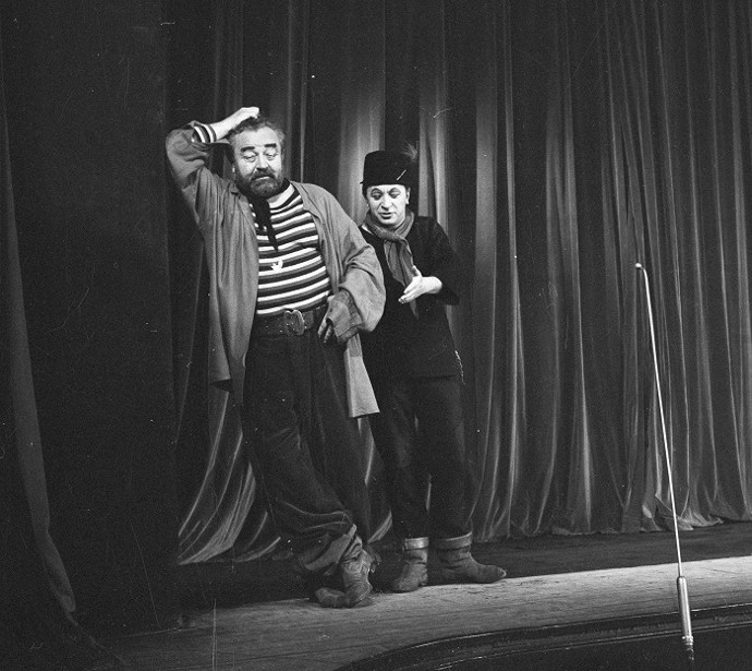 „Dny bolesti se podobají lávkám. Nechceš-li, aby chvilková závrať ohrozila tvůj život, dívej se vždycky o několik kroků napřed.“
