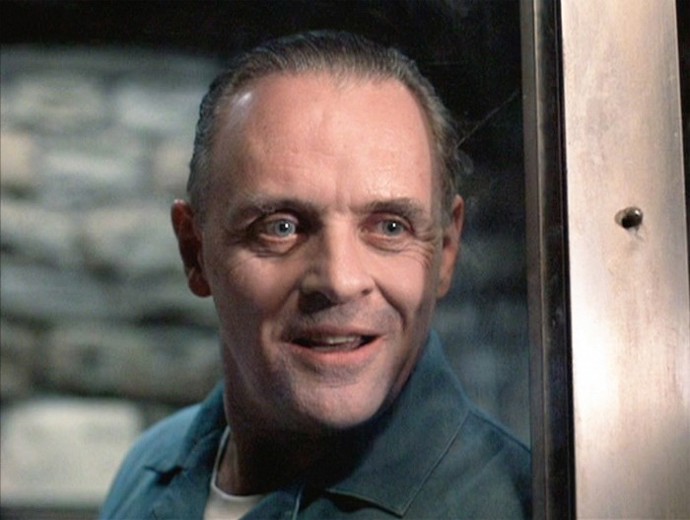 Clarice požádá o konzultaci Hannibala Lectera (Anthony Hopkins), psychiatra, který si odpykává trest za sérii brutálních vražd. Lecter ví víc, než je ochoten prozradit, jakou roli nakonec sehraje v případu Buffalo Billa?