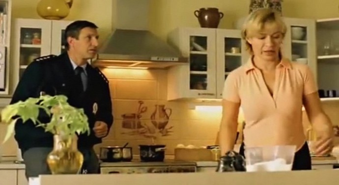 ...jejichž poklidný život naruší příjezd anglického páru s modrou krví.
