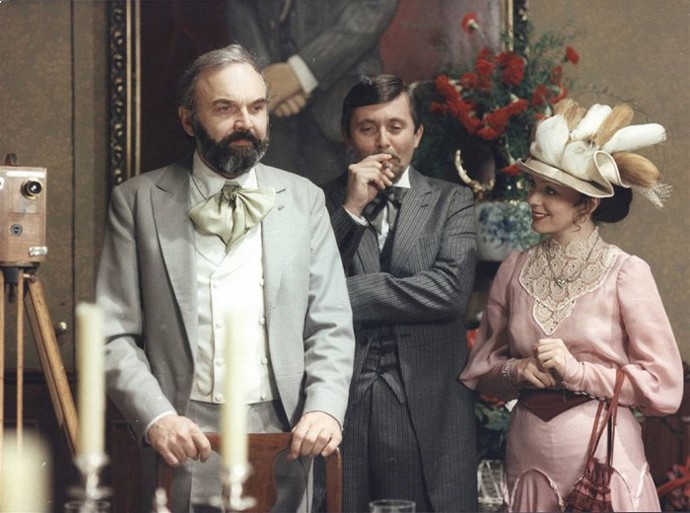 S větší rolí se mohl Zdeněk Svěrák rozloučit. Zbyl na něho pouhý "štěk". Na snímku s ním jsou Josef Abrhám a Veronika Jeníková.
