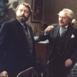 Dokáže zkušený vyšetřovatel vypátrat zmizelého továrníka a jeho zákazníky, kterým po jeho zázračné masti znovu narostly vlasy? Na snímku jsou Rudolf Hrušínský ml., Jiří Zahajský a Radúz Chmelík.
