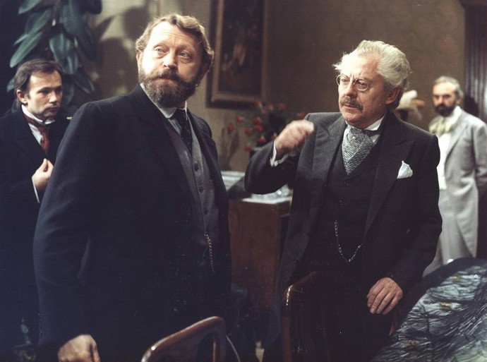 Dokáže zkušený vyšetřovatel vypátrat zmizelého továrníka a jeho zákazníky, kterým po jeho zázračné masti znovu narostly vlasy? Na snímku jsou Rudolf Hrušínský ml., Jiří Zahajský a Radúz Chmelík.
