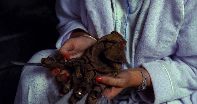 Rukavice jako nebezpečný předmět. Herec Robert Englund se několikrát pořezal, než se naučil, jak si rekvizitu správně nasadit.
