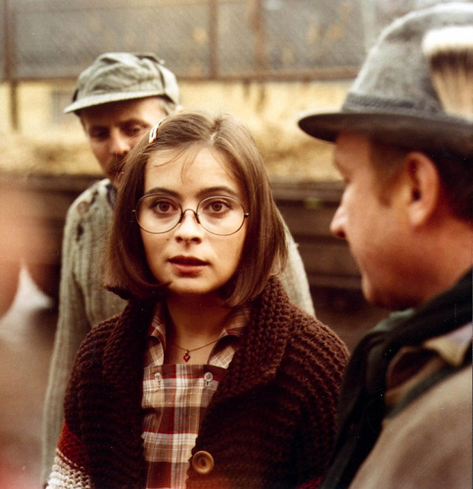 Slavnosti sněženek byly původně zakázány, neboť se v jedné scéně objevila americká vlajka. Na snímku Libuše Šafránková.
