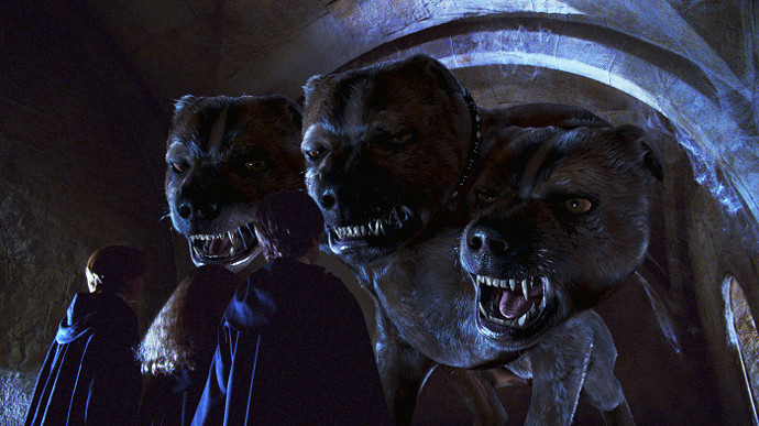 Chloupek, který ve snímku Harry Potter a Kámen mudrců hlídá velké tajemství, byl vytvořen podle trojhlavého psa Kerbera. Ten v řecké mytologii střeží vchod do podsvětí.
