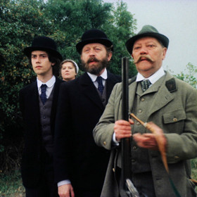 Snímek z filmu Rozpuštěný a vypuštěný, ve kterém si Valerie Kaplanová také zahrála. Na snímku jsou: Marek Brodský, Blažena Holišová, Jiří Zahajský a Rudolf Hrušínský.
