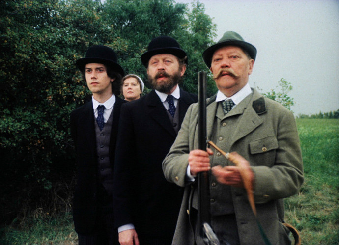 Snímek z filmu Rozpuštěný a vypuštěný, ve kterém si Valerie Kaplanová také zahrála. Na snímku jsou: Marek Brodský, Blažena Holišová, Jiří Zahajský a Rudolf Hrušínský.
