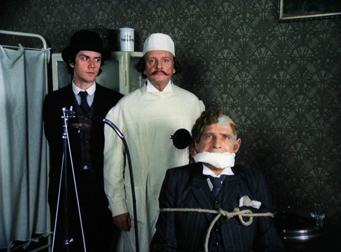 Snímek vznikl na motivy divadelní hry Vražda v salonním coupé. Na fotce z filmu jsou Marek Brodský, Milan Klacek a Jiří Kodet.
