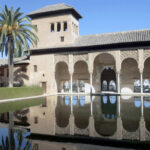 V Alhambře postavili Maoři důmyslný zavlažovací systém. Díky tomu jsou okolní zahrady plné nejrůznějších živočichů. 
