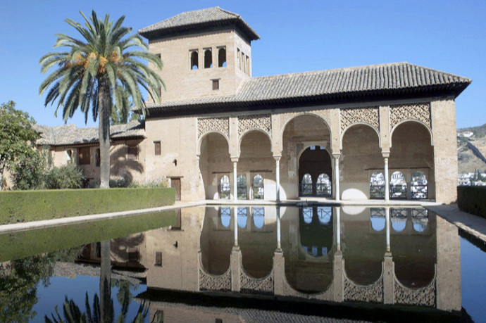 V Alhambře postavili Maoři důmyslný zavlažovací systém. Díky tomu jsou okolní zahrady plné nejrůznějších živočichů. 
