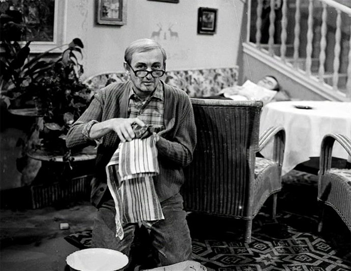 Natáčení seriálu bylo ukončeno poté, co herci odmítli politizaci pořadu. 
