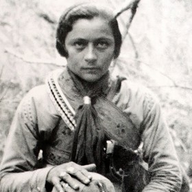 Přestože zabila mnoho lidí, je dnes oslavována jako lidová hrdinka.
