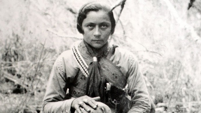 Přestože zabila mnoho lidí, je dnes oslavována jako lidová hrdinka.
