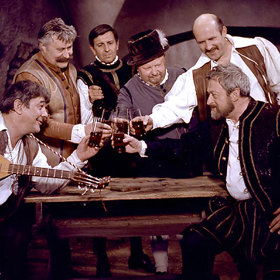 V roli pana Voka nahradil Miloše Kopeckého Martin Růžek, což vyústilo v masivní úbytek diváků. 
