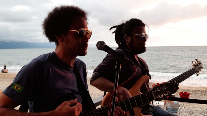 Koncert kapely Trem de Minas Band na pláži.