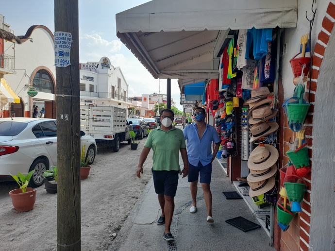 V Puerto Vallarta je aktuálně vyhlášen „malý lockdown“. Pláže smějí být otevřené jen do 15 hodin, restaurace do 20 hodin. „Všude se měří teplota, povinný je antibakteriální gel, podložka pro desinfekci obuvi a každý musí mít roušku," popisuje Eva.