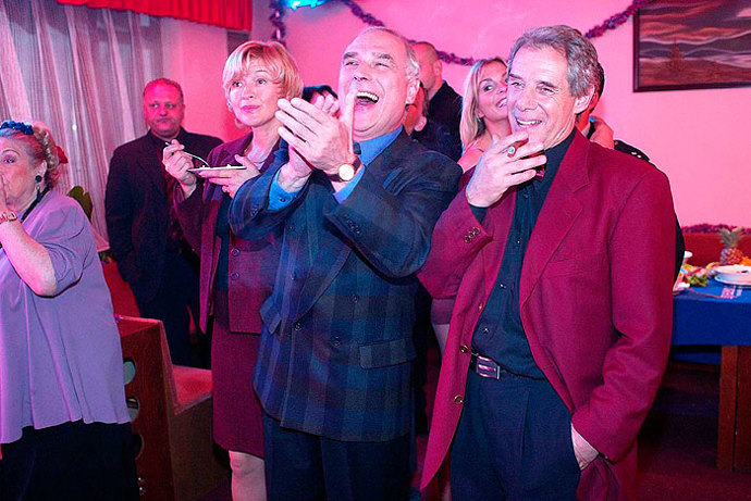 Film, který by se skládal jen ze samých vtipů, chtěl natočit již Oldřich Lipský, a to v sedmdesátých letech.
