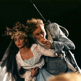 Svatební košile. Není radno se rouhat. Vrátí se to pak i s úroky.
