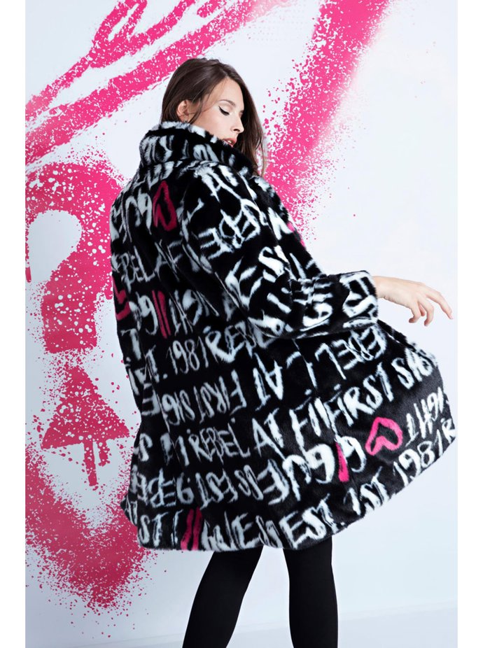 Černý zimní vzorovaný kabát z umělého kožíšku, 7250 Kč.