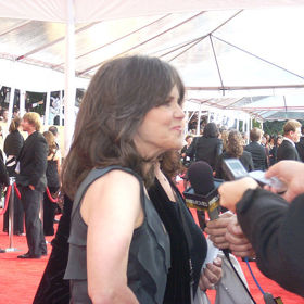 V poslední době se angažuje jako aktivistka. Během předávání cen Emmy, které vysílala stanice Fox, řekla herečka, že kdyby světu vládly matky, nebyly by žádné zku***né války. Cenzoři jí vypnuli zvuk po prvních dvou písmenech neslušného výrazu.
