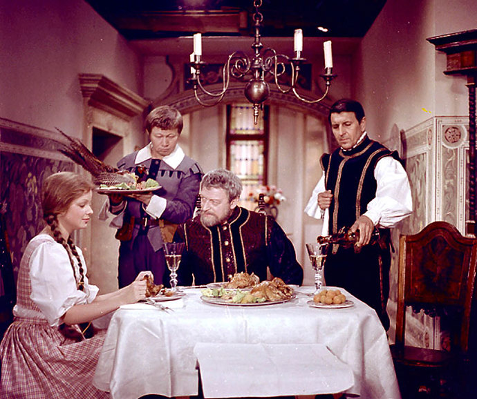 Pan Vok je po smrti mladé manželky v depresi a všichni okolo něj se ho snaží něčím rozveselit...
