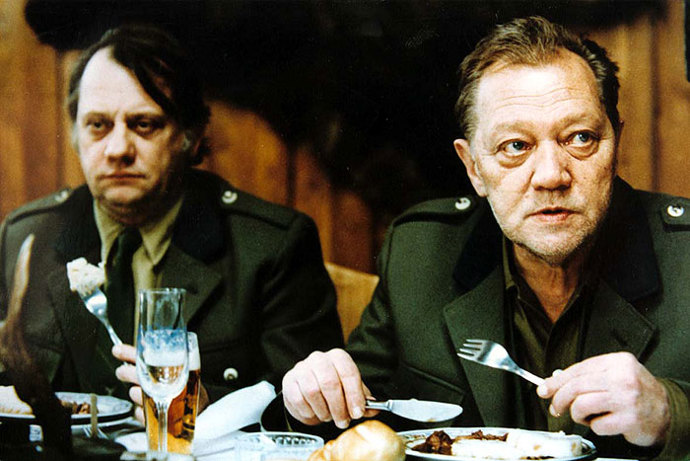 Jiří Menzel sehnal pro Slavnosti sněženek opravdu výtečné herce. Ve filmu se objevili - Rudolf Hrušínský, Josef Somr, Jaromír Hanzlík, Petr Čepek, Libuše Šafránková. Ale hrají zde i režiséři Jiří Krejčík a František Vláčil. Na snímku jsou Rudolf Hrušínský a Miloslav Štibich.