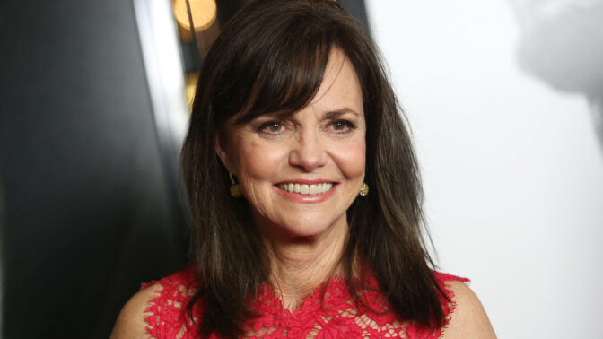 Sally Field je americká herečka a režisérka. Svou kariéru nastartovala v seriálu Gidget.
