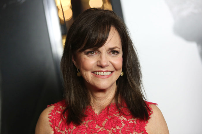 Její nejmladší syn Sam je gay. Není jí proto lhostejné ani společenské postavení sexuálních menšin.
