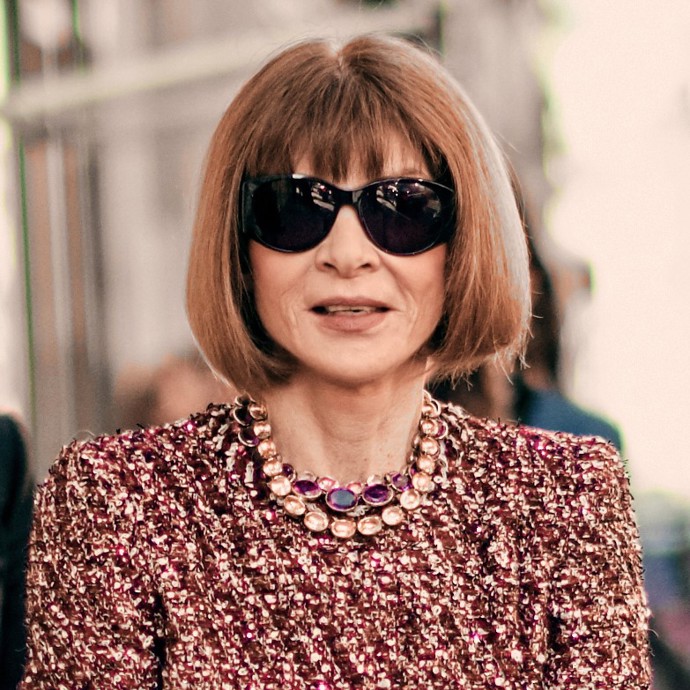 Anna Wintour je šéfredaktorkou časopisu Vogue. Je přísná a nebere si žádné servítky.
