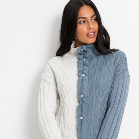 Nápadný oversized svetr se stojáčkem a dlouhými rukávy, 799 Kč.