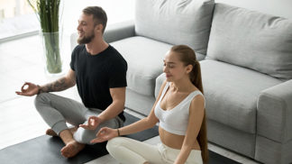 Filip (36): Švagrová mě učila jógu, ale časem jsme našli něco lepšího. Bratr to ještě neví