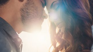 Scénář na lásku: Tip na vtipnou knížku o Noře a pekelně  přitažlivém herci