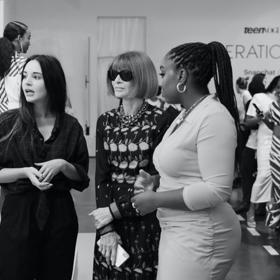 Nosí pouze sluneční brýle značky Chanel.
