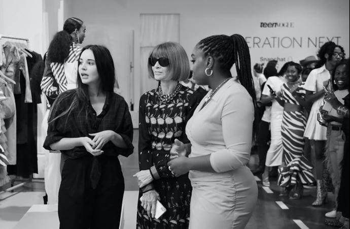 Nosí pouze sluneční brýle značky Chanel.
