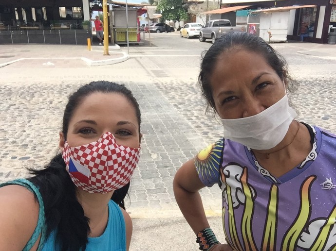 „Co mě hřeje u srdce, je to, že lidé tu mají velké srdce. Spolupracovala jsem s charitativními organizacemi Ayudemos a Ayudar v Puerto Vallarta a Puerto Vallarta Food Bank, kam jsem darovala jak roušky, tak i finanční prostředky,“ říká Eva.