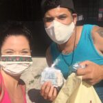 Peníze z prodeje roušek na dobrou věc. Pořizují se za ně léky a potraviny pro ty, kteří se ze dne na den ocitly bez práce a příjmů.