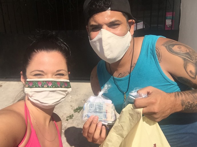 Peníze z prodeje roušek na dobrou věc. Pořizují se za ně léky a potraviny pro ty, kteří se ze dne na den ocitly bez práce a příjmů.