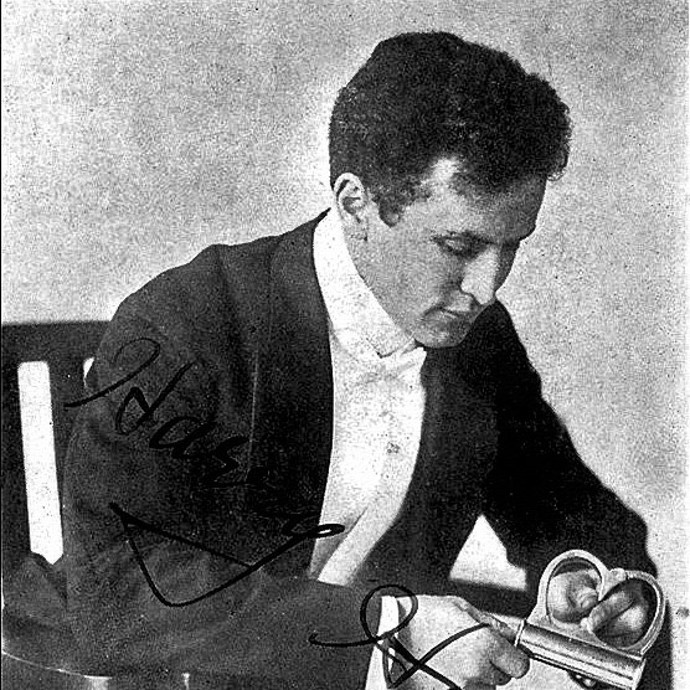 Iluzionista Harry Houdini byl nejen skvělým bavičem, ale i velmi inteligentním mužem. Jaké jsou jeho nejlepší citáty? Třeba ten o divácích: „Nikdy neříkejte publiku, jak jste dobří. Nechte lidi, ať si to zjistí sami.“
