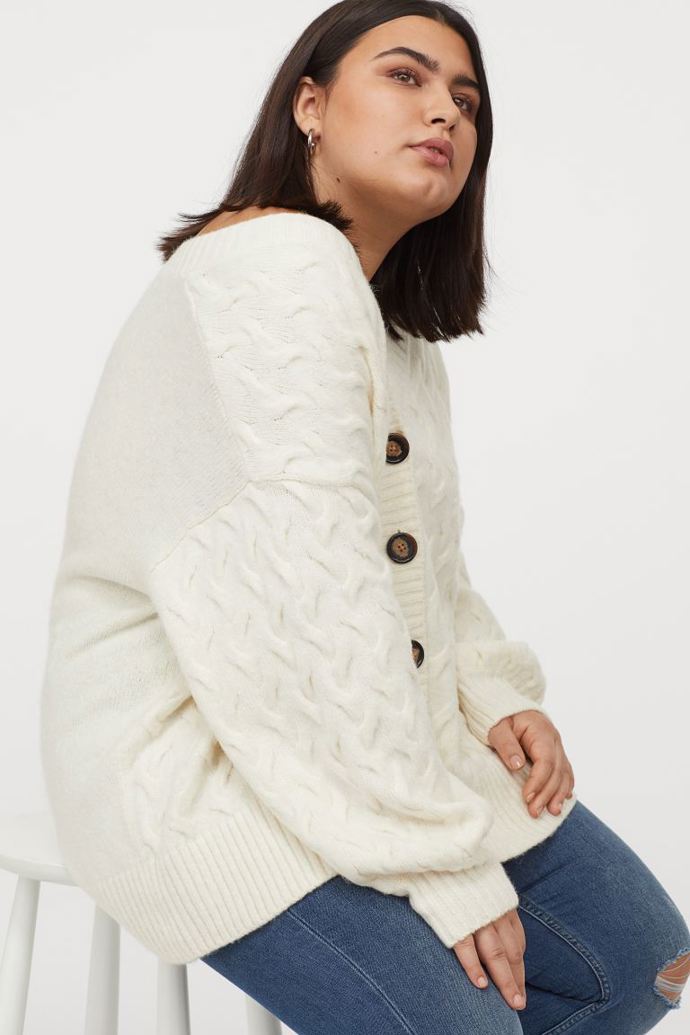 Objemný propínací svetr, 999 Kč.