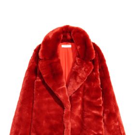 Krátký kabát z červené umělé kožešiny, 899 Kč.