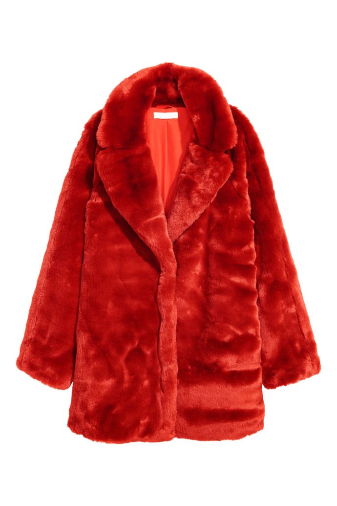Krátký kabát z červené umělé kožešiny, 899 Kč.