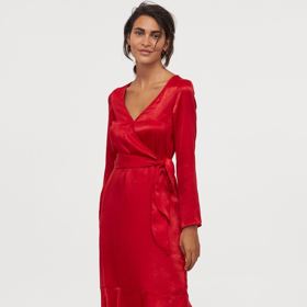 Třpytivé saténové šaty, 759 Kč.